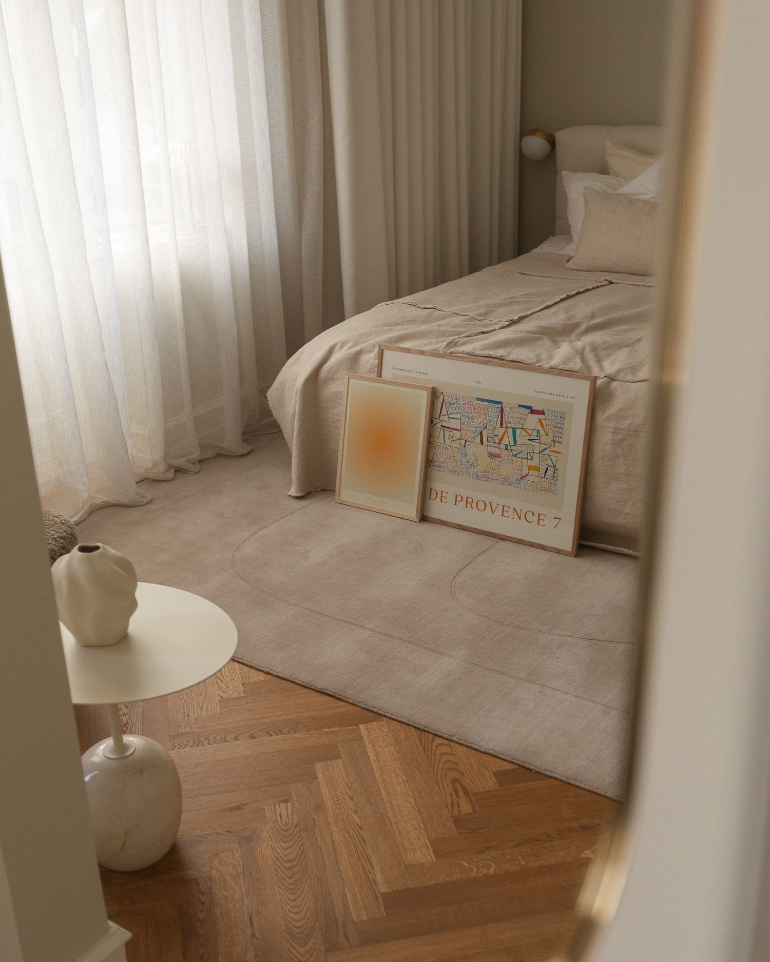 Plakate neben dem Bett