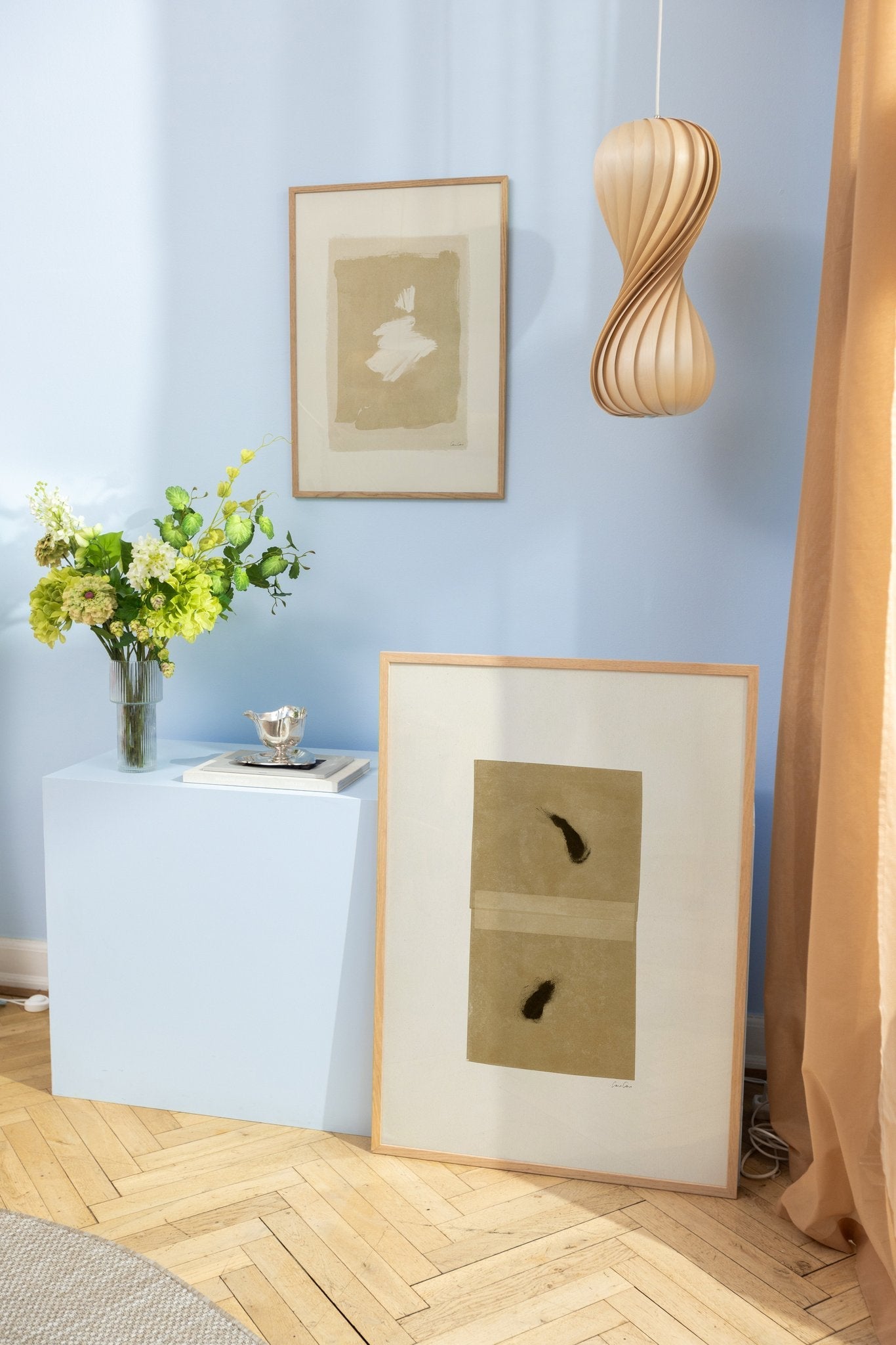 Beige kunstposter in bläulicher Umgebung