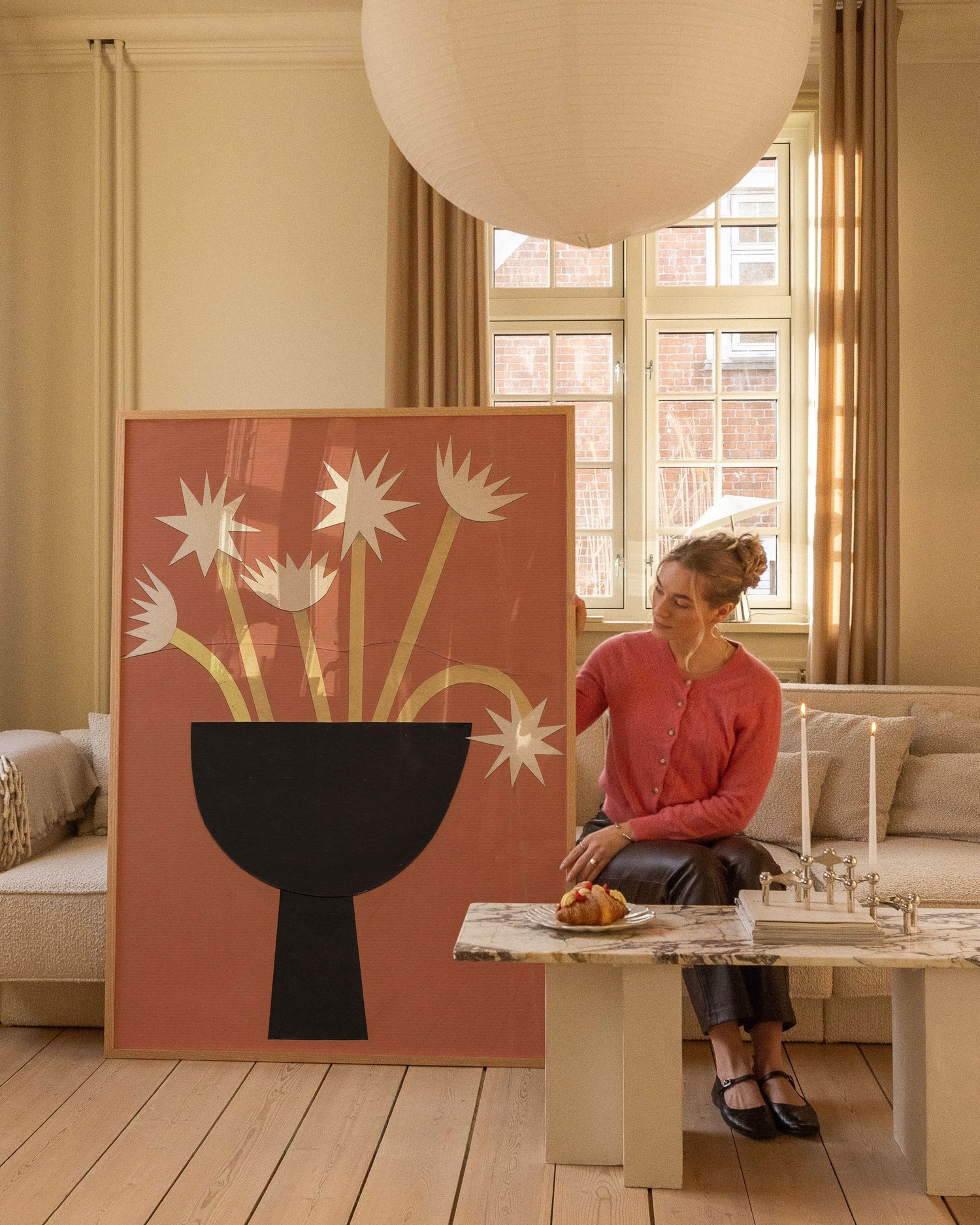 Schwarze Schale mit sternförmigen Blumen