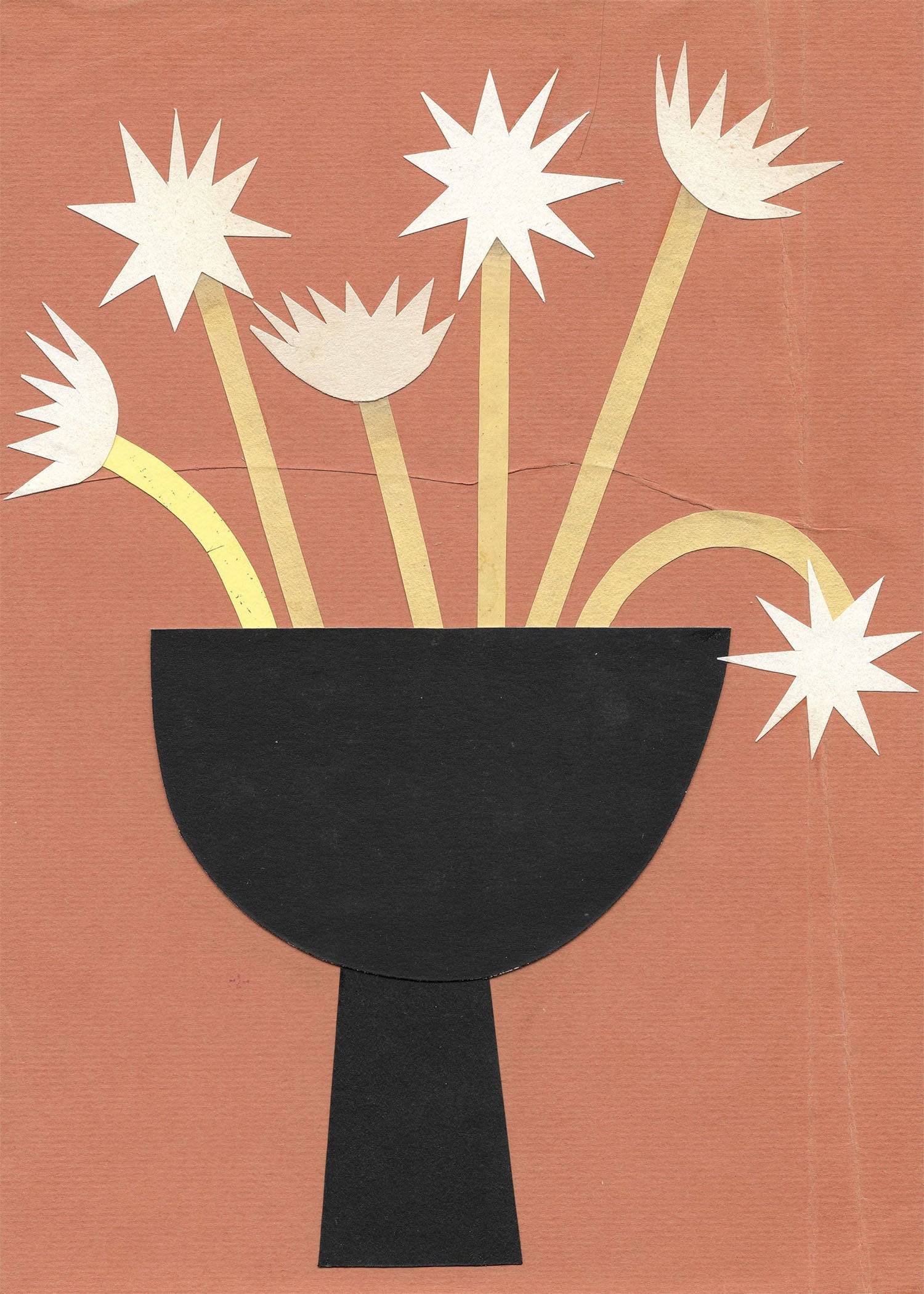 Schwarze Schale mit sternförmigen Blumen