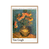 Fritillaria in einer Kupfervase