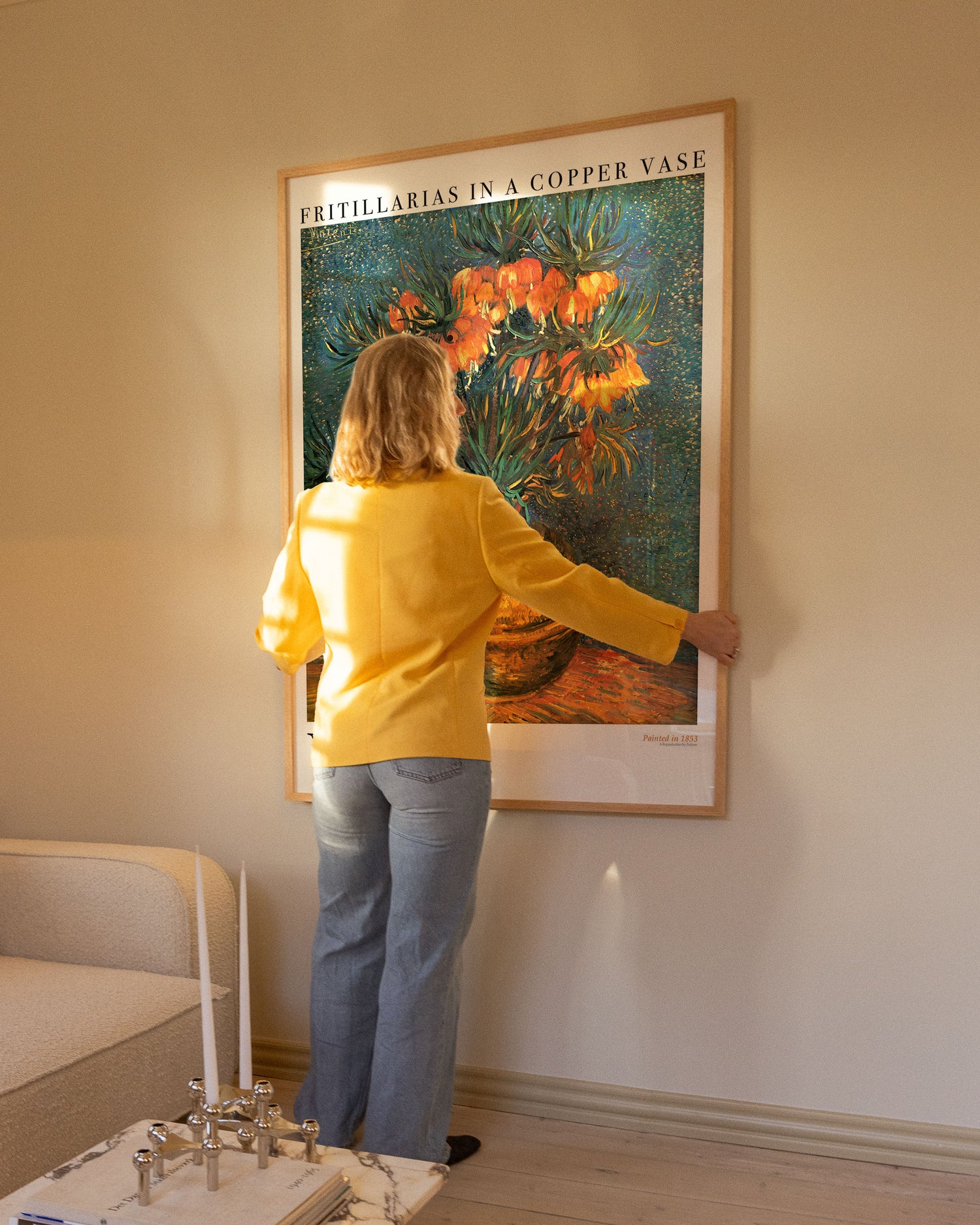 Fritillaria in einer Kupfervase