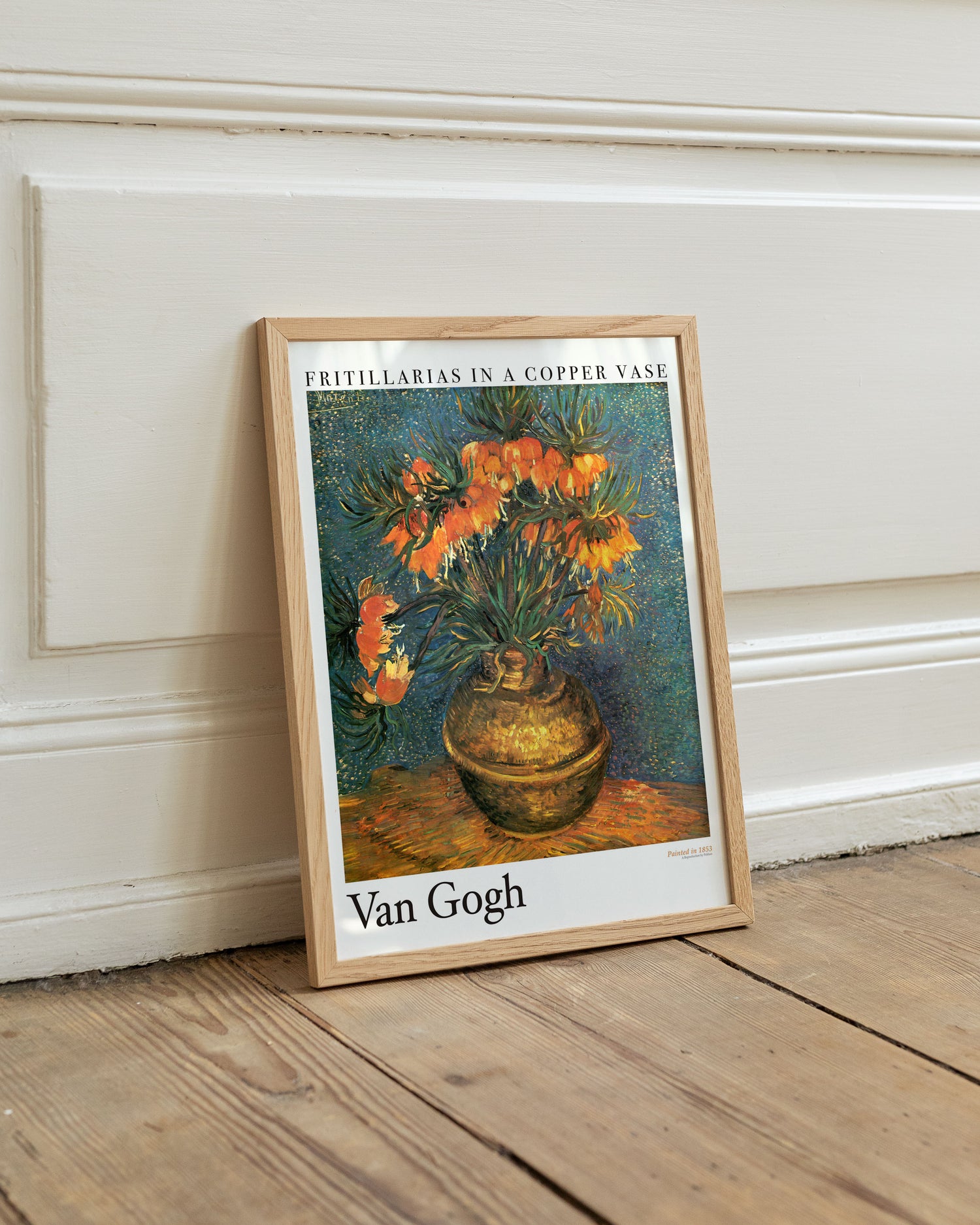 Fritillaria in einer Kupfervase