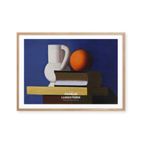 Aufstellung mit weißem Krug, Orange und Buch