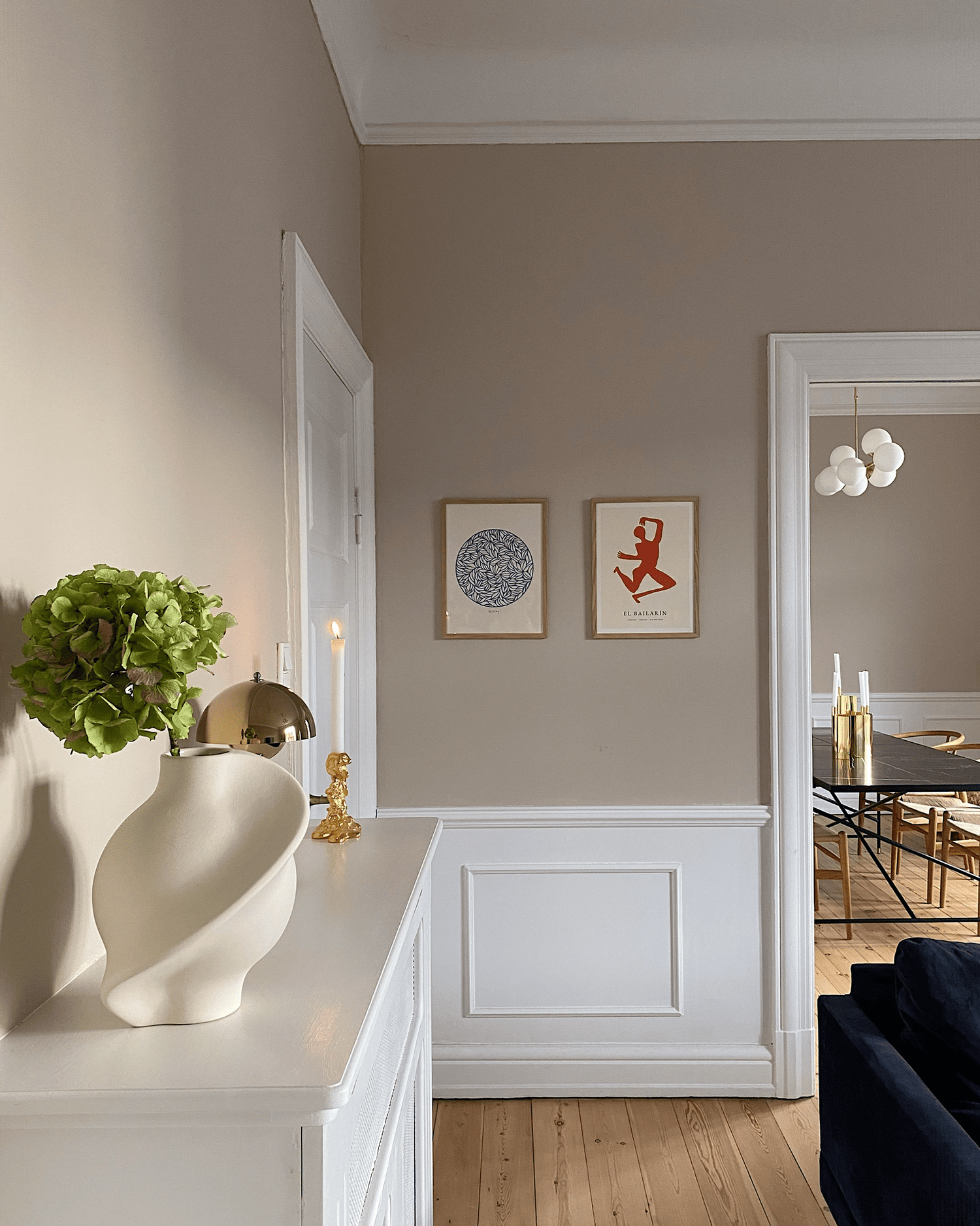Eine kleine Posterwand, die dem Zuhause Farbe verleiht