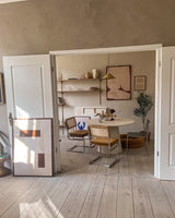 Kuratierte Plakatwand im minimalistischen Look