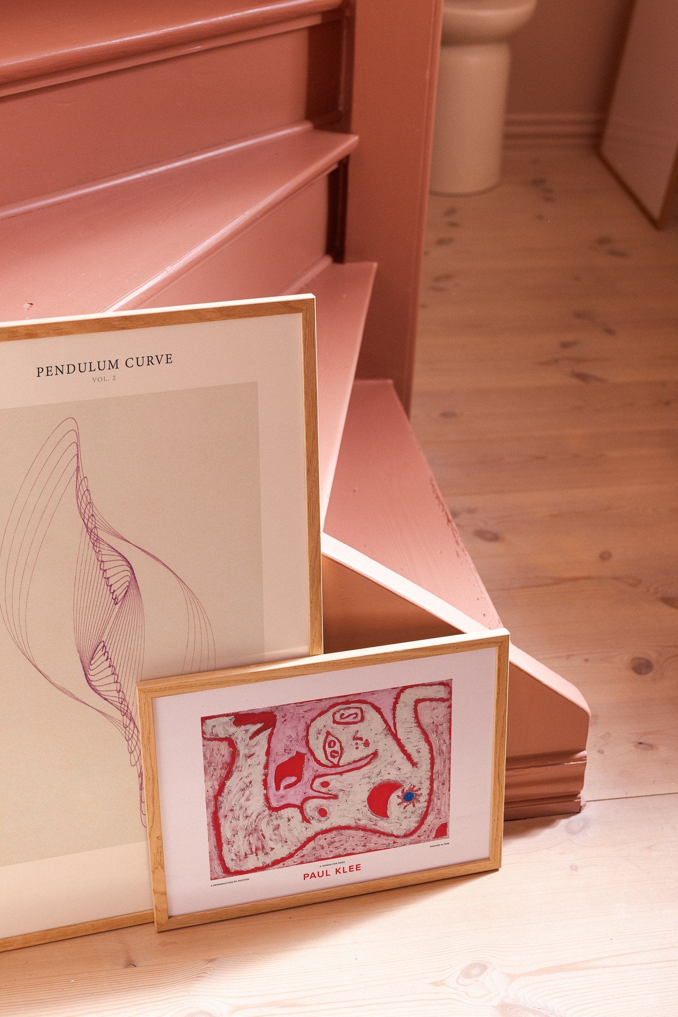 Kunstplakate an der rosa Treppe