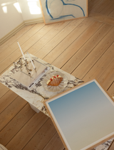 Blaue Kunstposter im Wohnzimmer